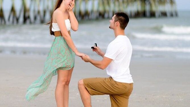 romantic proposal to girlfriend on beach