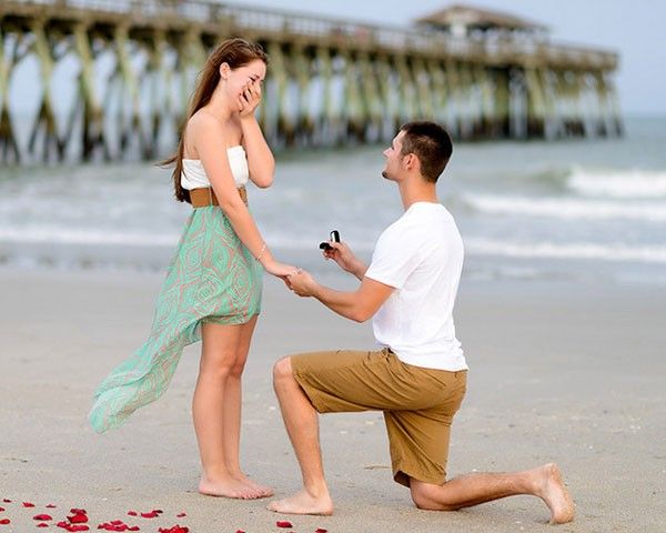 romantic proposal to girlfriend on beach