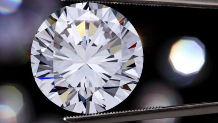Diamond Broker examines diamond