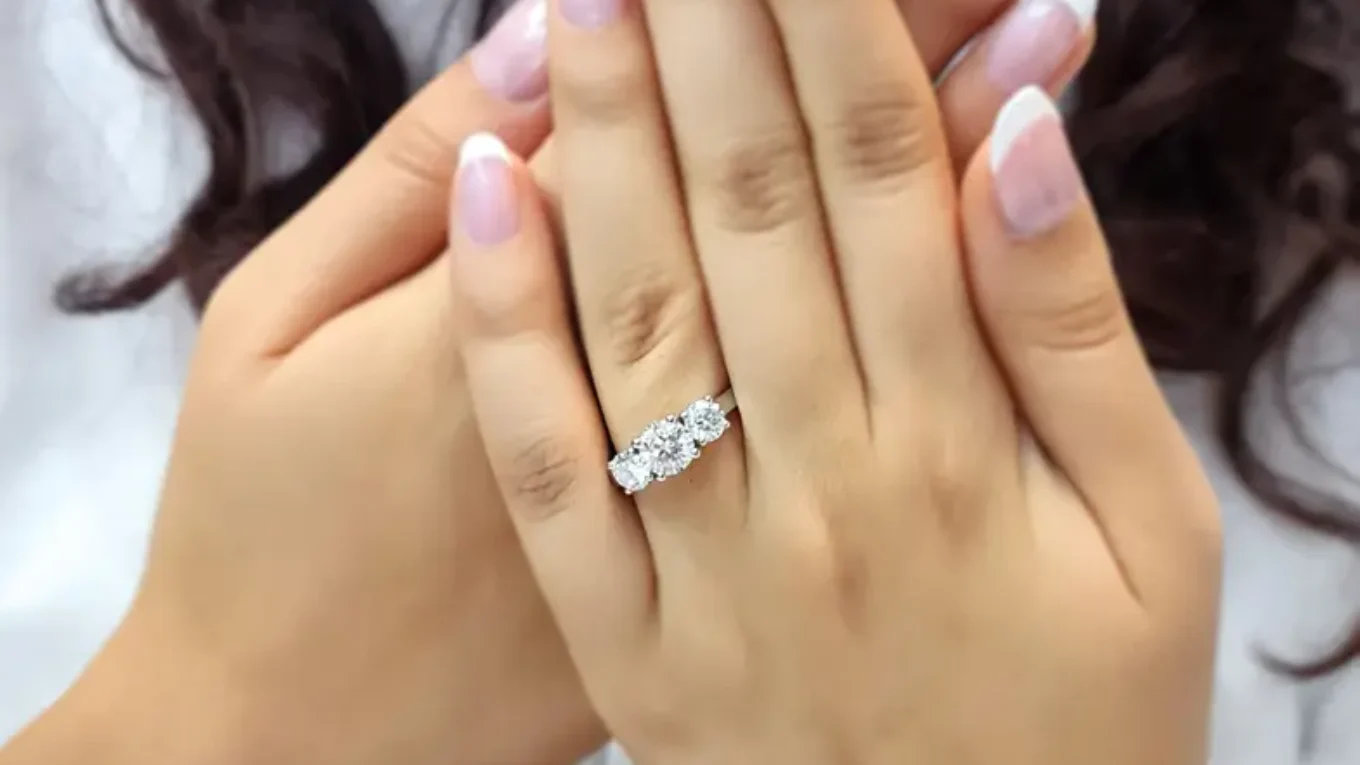 certified 3 stone diamond ring on hand in Ireland-tr1070-3