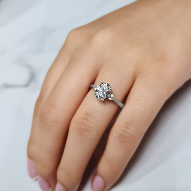 oval and round trilogy diamond ring-tr1021-6
