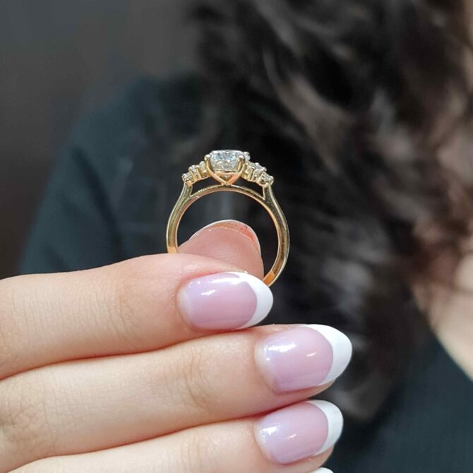 round cut diamond ring in yellow gold with round cut diamond and side stones pr1070 on hand