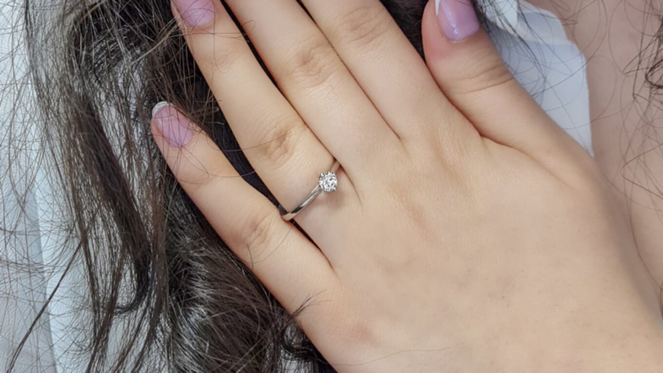 0.30 Carat 18k White Gold Round Cut Ring SR2002 on hand 2