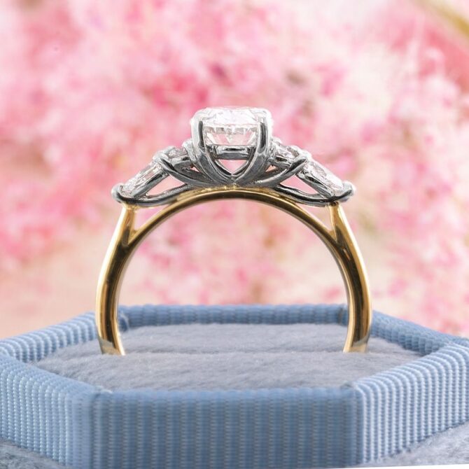 tr2008-1.57ct-18k-yellow-gold-lab-grown-oval-cut-ring-image-2