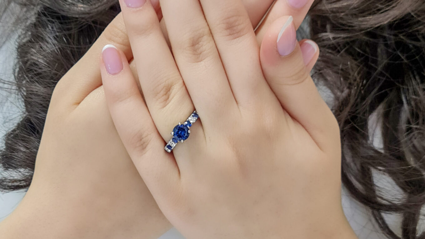 1.65ct Round Sapphire And Diamond Side Stone Ring GR093 on hand 4