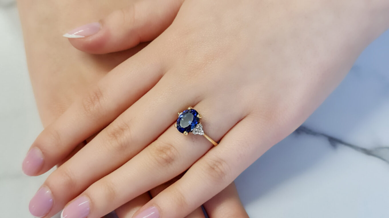 4.00ct Oval Cut Sapphire & Diamond Ring CR1051 on hand 4