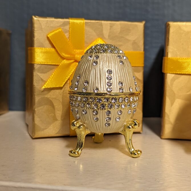 Pearl Essence Cream Vesta Egg Ring Box Closed