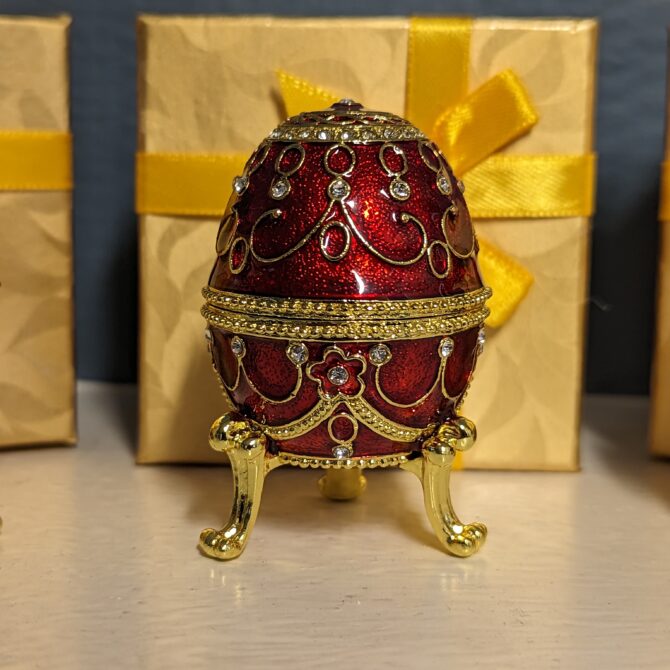 Ruby Dream Red Vesta Egg Ring Box Closed