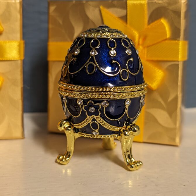 Sapphire Nights Blue Vesta Egg Ring Box Closed