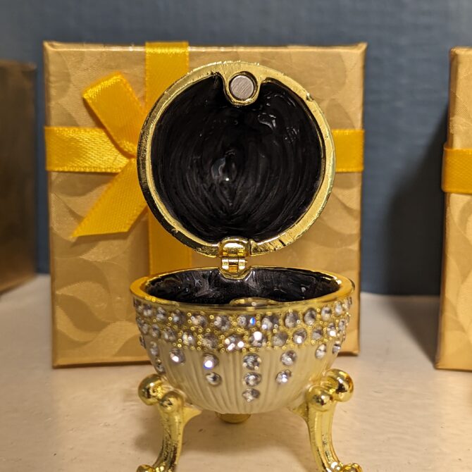 Pearl Essence Cream Vesta Egg Ring Box