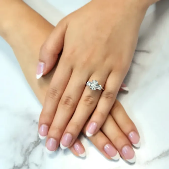 Oval and round diamond ring in yellow gold-tr1086-1