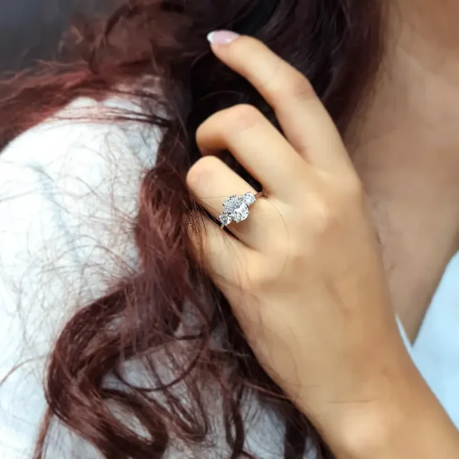 Oval and round diamond ring in yellow gold-tr1086-5