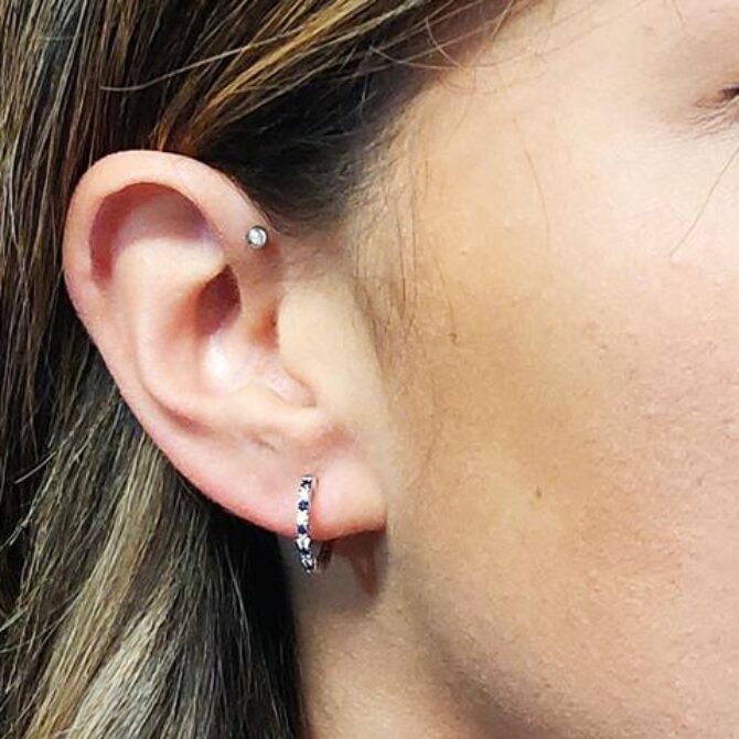 ear image of diamond and sapphire earrings er008