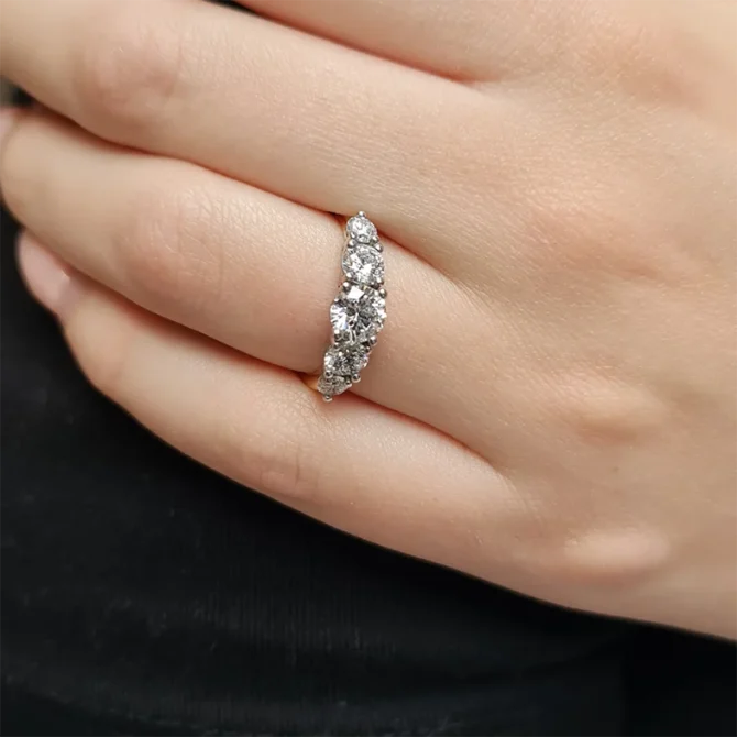 Graduating diamond rings on hand -et5004-2