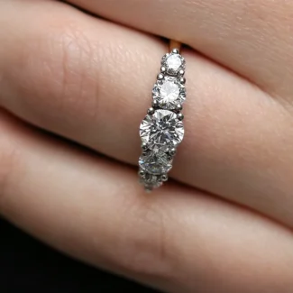 Graduating diamond rings on hand -et5004-3