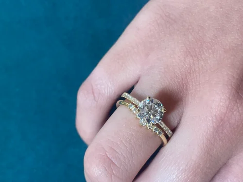 Curved wedding ring with graduating diamonds