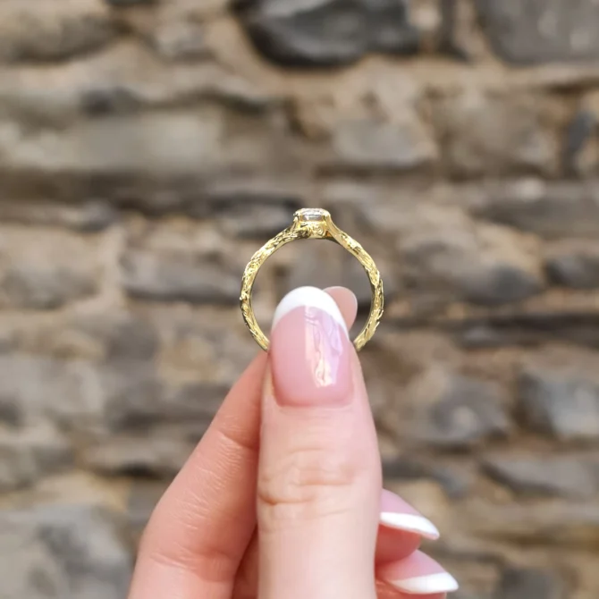 Irish oak twig ring in yellow gold sr1101 side view