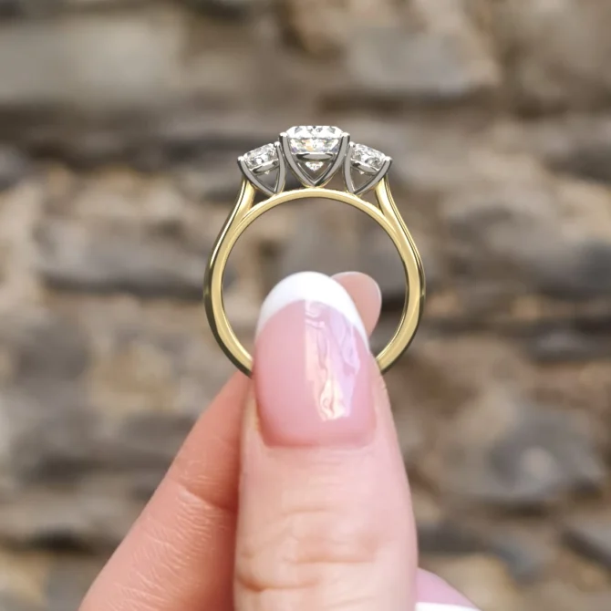 hand-image-tr1083-oval-ring-yellow