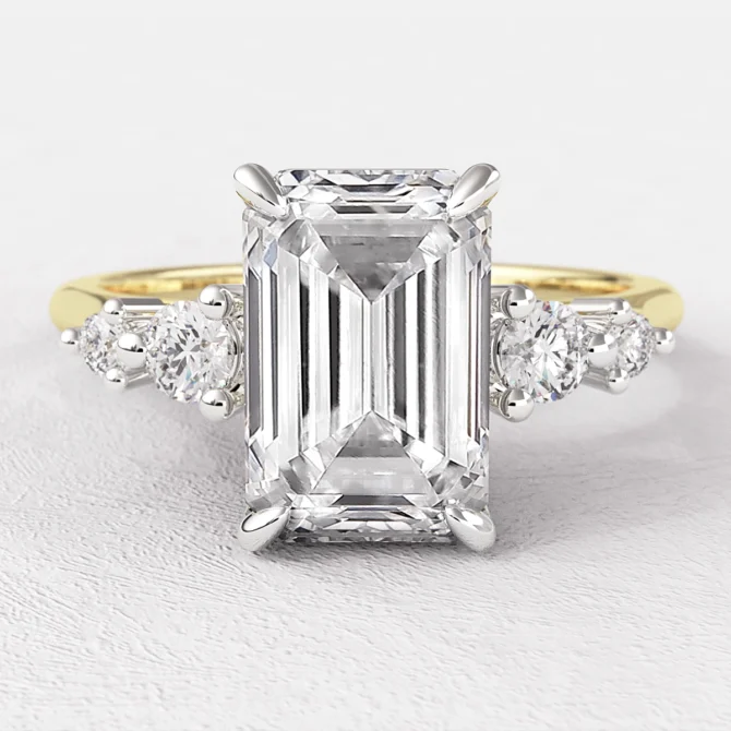 Graduating emerald cut diamond ring in yellow gold pr1098 feature